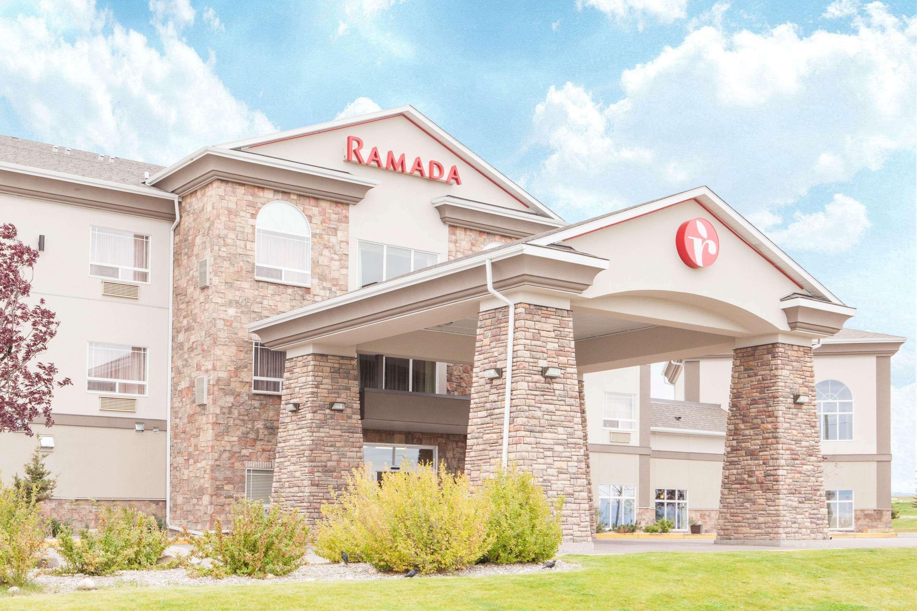 Ramada By Wyndham Pincher Creek Hotel Exterior photo